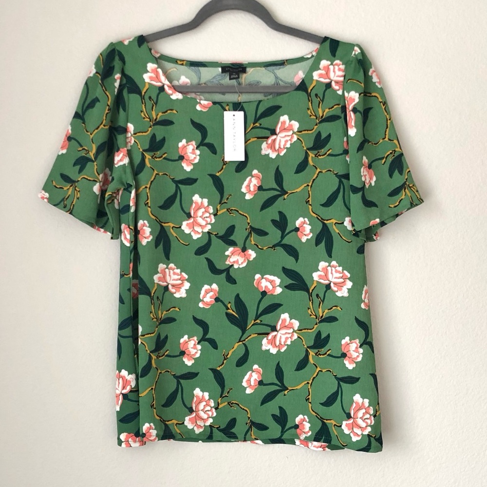 \Ann Taylor Factory\• NWT Floral Blouse